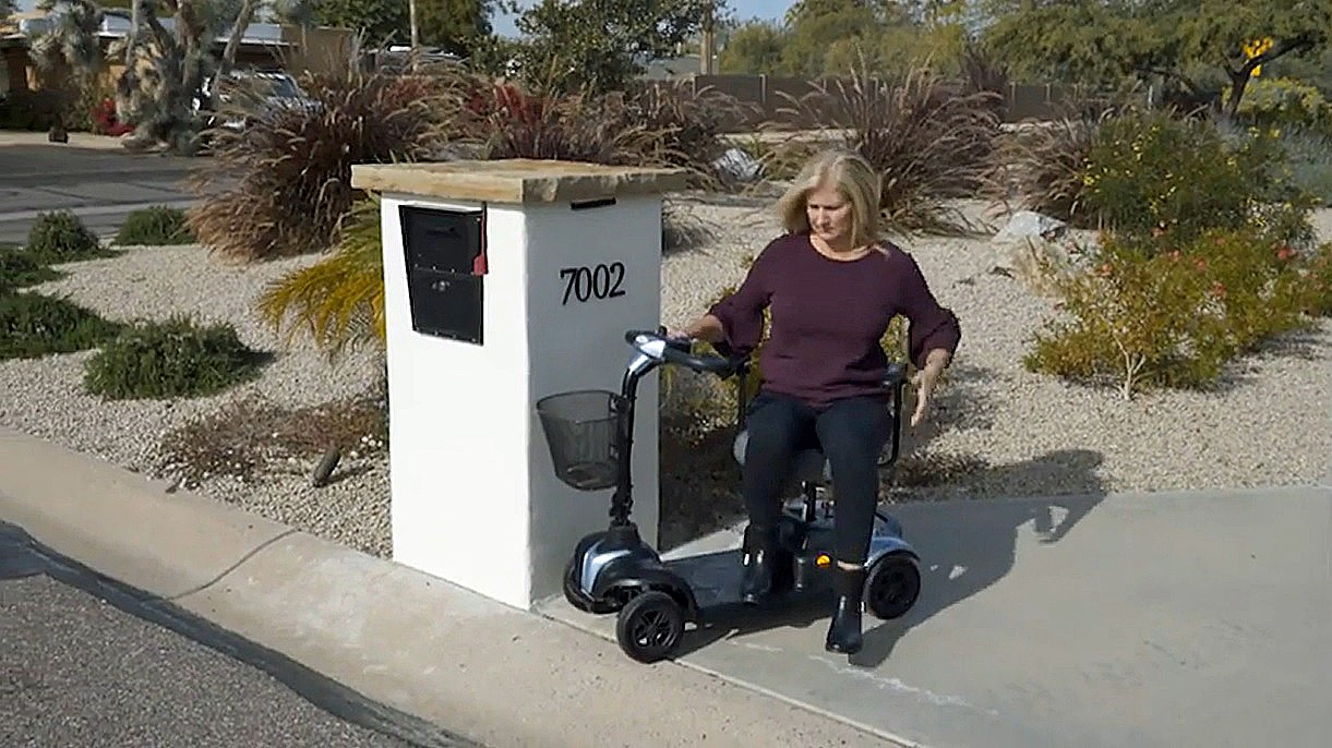 EW-M39 4-Wheel Scooter - Convenient Swivel Seat