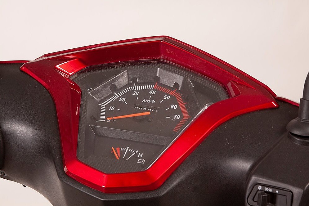 EW-10 Sport Recreational Scooter – Speedometer and Battery Gauge