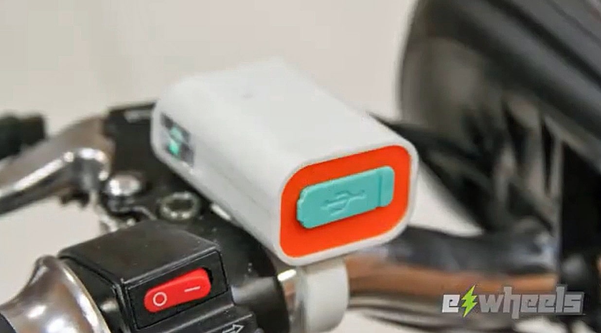 EW-20 Sporty Scooter - USB Port