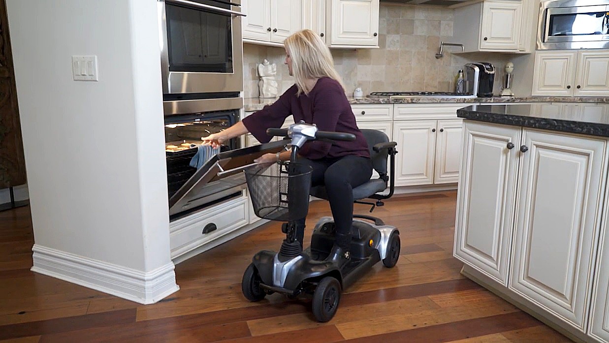 EW-M39 4-Wheel Scooter  - Convenient in the Kitchen